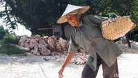 Untuk mendapatkan satu kubik, biasanya wanita-wanita perkasa ini membutuhkan waktu dua hingga tiga hari dalam memecah bebatuan.