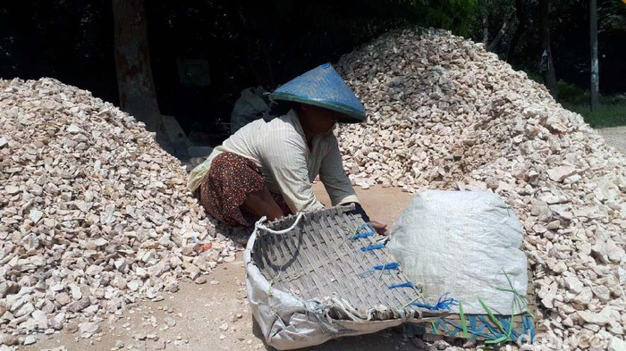 Potret Kartini-kartini Perkasa Pemecah Batu Pekerjaan kasar tidak hanya dilakukan oleh para pria. Wanita-wanita di Tuban ini bekerja memecah batu-batu menjadi kerikil.