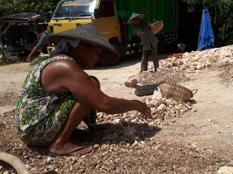 Potret Wanita Wanita Perkasa Pemecah Batu Tuban