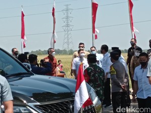 Petani Indramayu Curhat ke Jokowi soal Mesin Panen Padi-Pupuk Subsidi