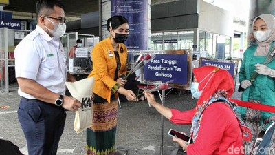 Momen Petugas Kereta Api Berbagi Kebahagiaan di Hari Kartini