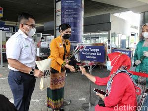 Momen Petugas Kereta Api Berbagi Kebahagiaan di Hari Kartini