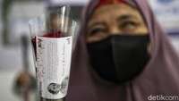 Kegiatan tersebut dilakukan dengan membagikan bunga dan souvenir kepada penumpang kereta.  