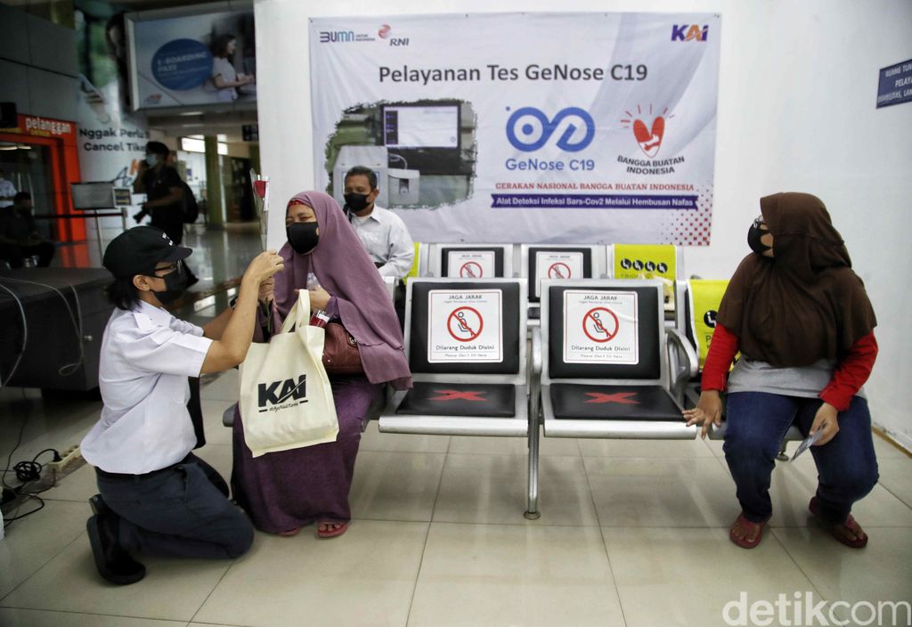 Petugas PT KAI Daop 1 memberikan bunga kepada penumpang kereta di kawasan Stasiun Gambir, Jakarta Pusat, Rabu (21/4).