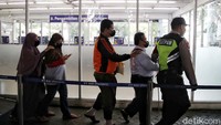 Selain itu petugas juga dengan sabar menuntun warga disabilitas untuk mengantarkan kembali usai melalui Genose.  