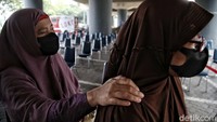 Selain petugas KAI Daop 1 juga memberikan pelayanan maksimal kepada warga disabilitas.  