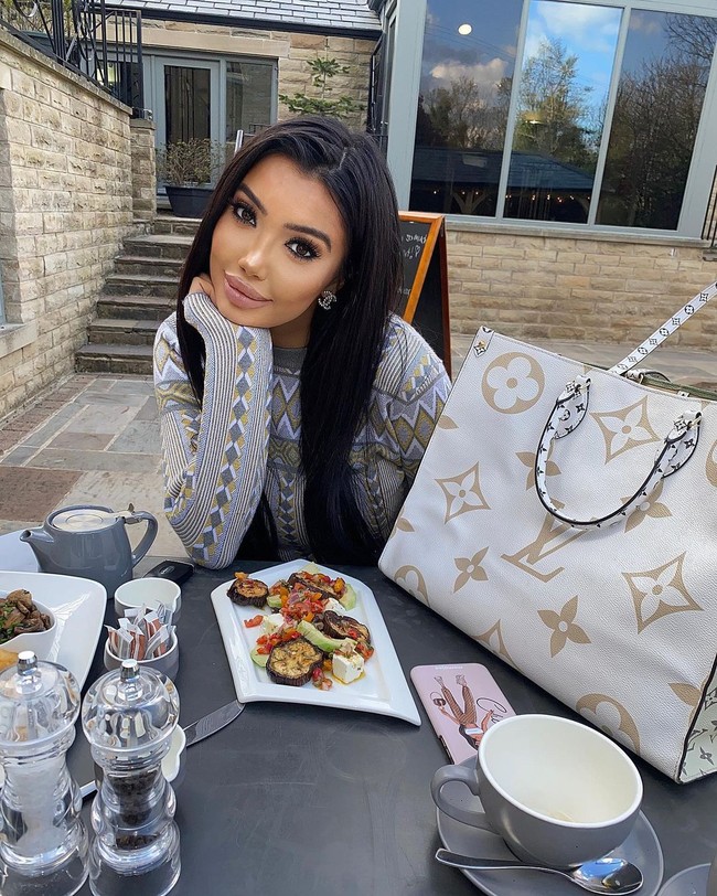 Banyak orang yang merayakan berakhirnya lockdown untuk berkumpul dengan orang-orang tersayang. Sebagai bentuk perayaan setelah melewati masa yang sulit Chloe Khan dan keluarga makan bersama di sebuah restoran mewah. Foto: Instagram @chloe.khan 