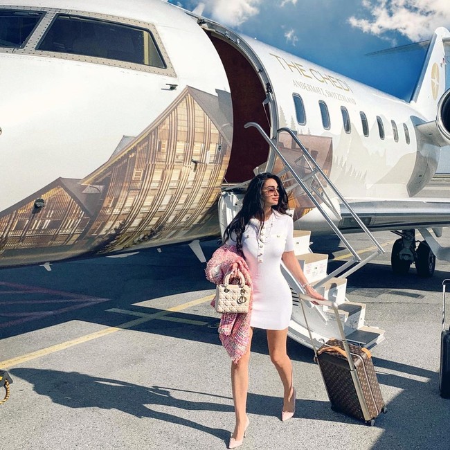 Banyak orang yang masih menunda liburan, terutama ke luar negeri karena pandemi Corona. Tampaknya tidak untuk mereka yang punya akses untuk menikmati jet pribadi. Seperti pebisnis yang sudah tak sabar menggunakan passport-nya untuk liburan keliling dunia ini. Foto: Instagram @love__rose92