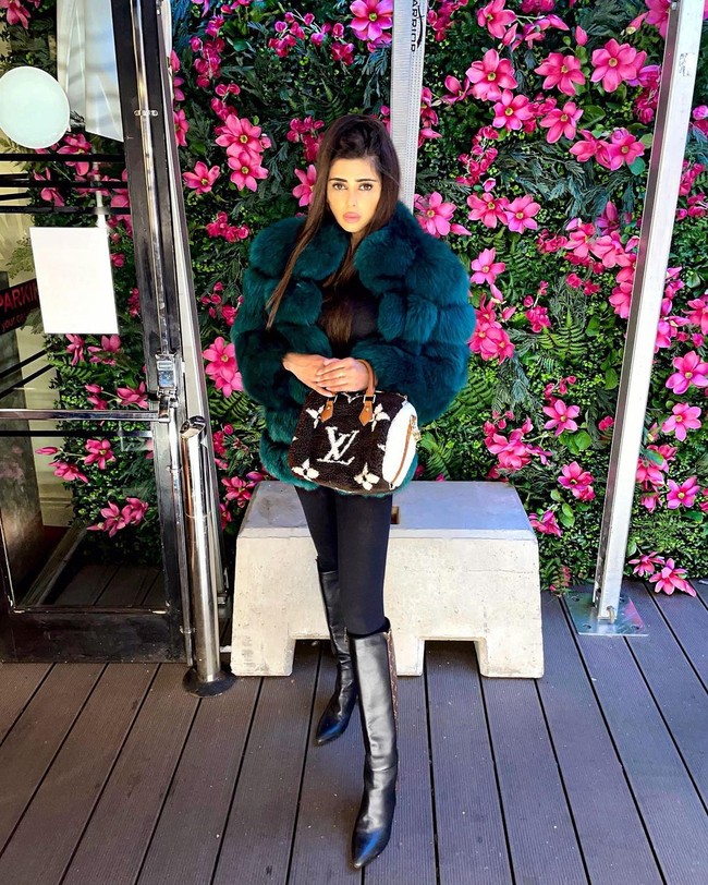 Rukaya Mirza dikenal sebagai anak tajir dari Dubai yang kini tinggal di London, Inggris. Setelah aturan lockdown dilonggarkan di sana ia terlihat menikmati waktu di restoran Italia mewah dan berpenampilan branded. Foto: Instagram @rukayax