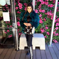 Rukaya Mirza dikenal sebagai anak tajir dari Dubai yang kini tinggal di London, Inggris. Setelah aturan lockdown dilonggarkan di sana ia terlihat menikmati waktu di restoran Italia mewah dan berpenampilan branded. Foto: Instagram @rukayax