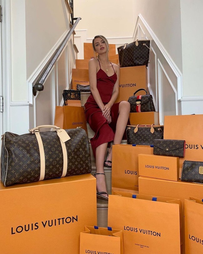 Alissa Violet merupakan seorang selebgram juga YouTuber dengan banyak pengikut. Wanita yang sering menampilkan gaya hidup mewah ini beberapa waktu lalu membagikan potretnya setelah berbelanja. Tampaknya Alissa sudah rindu berbelanja offline setelah terhalang lockdown. Foto: Instagram @alissaviolet