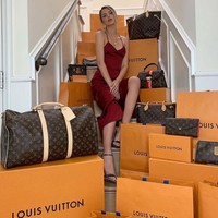 Alissa Violet merupakan seorang selebgram juga YouTuber dengan banyak pengikut. Wanita yang sering menampilkan gaya hidup mewah ini beberapa waktu lalu membagikan potretnya setelah berbelanja. Tampaknya Alissa sudah rindu berbelanja offline setelah terhalang lockdown. Foto: Instagram @alissaviolet