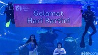 Atraksi dari putri duyung itu pun menarik perhatian para pengunjung.