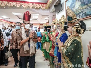 Keliling Sumbar, Sandiaga Uno Bangkitkan Kuliner dan Pariwisata Berbasis Keindahan Alam