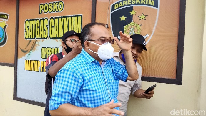 Sekda dan Kepala BKD Pemkot Tanjungbalai diperiksa KPK di Polres Tanjungbalai terkait kasus dugaan jual beli jabatan. (Perdana R/detikcom)