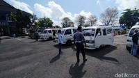 Angkot merupakan sarana yang biasa dipakai siswa untuk pergi sekolah, mengingat saat ini pembelajaran tatap muka di Ciamis kembali dibuka. 