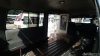 Petugas BPBD kemudian menyemprotkan cairan disinfektan, disusul petugas Dishub yang mengelapnya agar cepat kering.