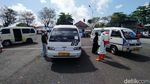 Sekolah Tatap Muka Dibuka, Angkot di Ciamis Disemprot Disinfektan