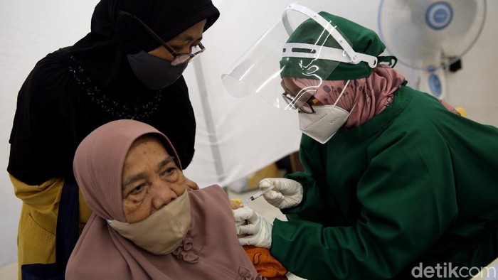 Program vaksinasi COVID-19 di Indonesia terus dilakukan meski di bulan puasa. Diketahui, 11 juta warga Indonesia telah menerima dosis pertama vaksin Corona.