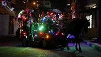 Kelap-kelip lampu juga dipasang di depan rumah warga.