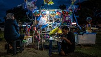 Mulai dari mainan hingga makanan untuk warga berbuka puasa.  