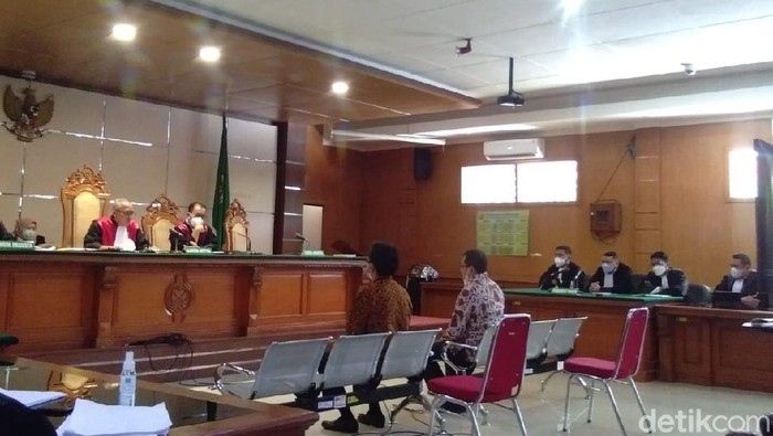 Sidang kasus korupsi di PT DI