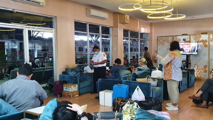 Stasiun Pasar Turi hari ini tetap berjalan dengan normal setelah plafon runtuh