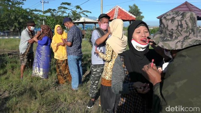 Ada hal unik yang dilakukan para pria di Kota Probolinggo dalam mengisi Hari Kartini. Mereka merias wajah istri di pelabuhan.