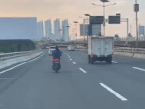 Emak-emak Ngetap Masuk Tol Angke, Ingat 5 Bahaya Motor Masuk Tol!