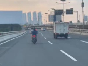 Emak-emak Ngetap Masuk Tol Angke, Ingat 5 Bahaya Motor Masuk Tol!