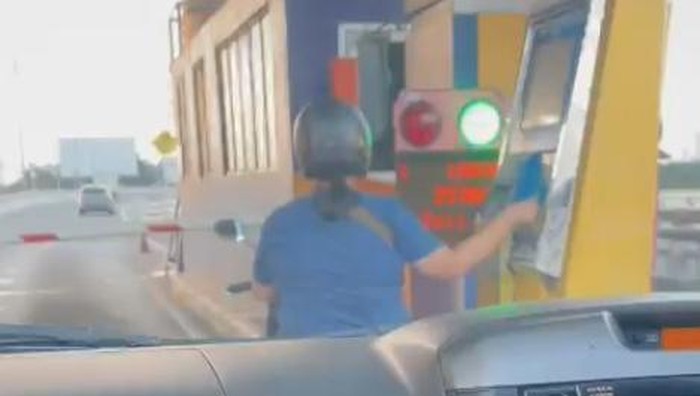 Tangkapan layar video viral motor masuk Tol Angke