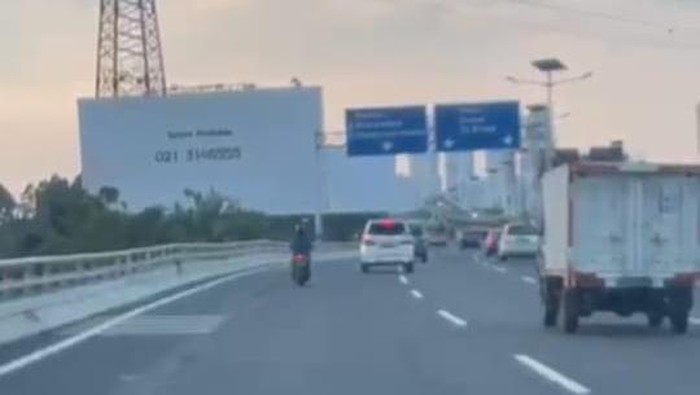 Tangkapan layar video viral motor masuk Tol Angke