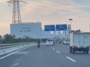 Heboh Pemotor Masuk Tol Sambil Ngetap e-Toll, Cek Lagi Aturannya, Kak
