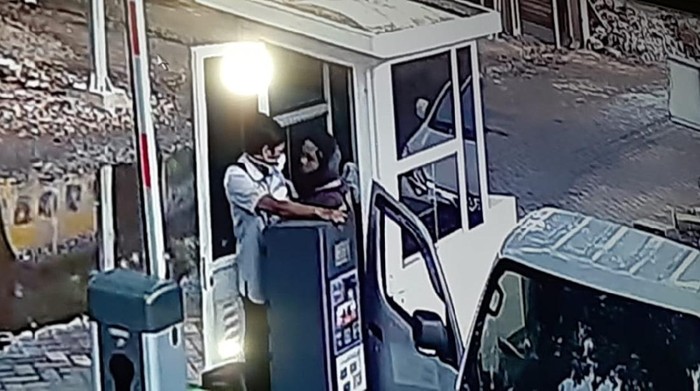 Tangkapan layar video viral pemobil pukul petugas loket parkir (dok. Istimewa).
