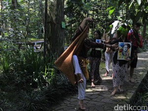 Melihat Aksi Seniman Bandung Menari 7 Jam Non Stop untuk Kenang RA Kartini