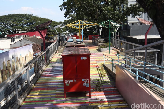 Teras Cihampelas ditinggalkan para pedagang.