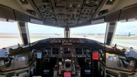 Traveler berkesempatan untuk berfoto di kokpit dan berfoto selfie dengan pilot.