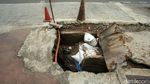 Awas! Hati-hati Melintasi Trotoar Bolong di Jalan Ini