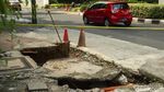 Awas! Hati-hati Melintasi Trotoar Bolong di Jalan Ini