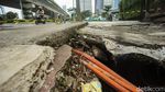 Awas! Hati-hati Melintasi Trotoar Bolong di Jalan Ini