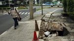 Awas! Hati-hati Melintasi Trotoar Bolong di Jalan Ini