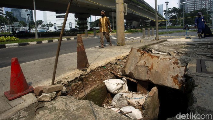 Trotoar yang ada di Jalan K.H Mas Mansyur bolong sehingga membahayakan pengguna jalan. Diketahui, trotoar bolong itu diduga terjadi imbas proyek galian.
