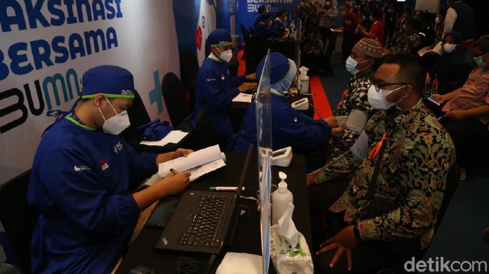 Sekolah tatap muka akan digelar kembali mulai Juli mendatang. Salah satu syaratnya, para guru harus divaksin terlebih dahulu.