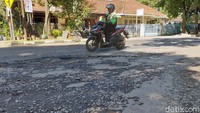 Kondisi jalan tersebut dapat membahayakan para pengguna jalan baik dalam kondisi kering ataupun basah.