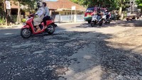 Kerusakan jalan itu sangat membahayakan pengendara yang belum tahun kondisi jalan tersebut.