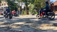 Pengendara melintas di Jalan Gatot  Subroto (Gatsu), Kota Bandung.