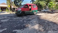 Pantauan detikcom, Rabu (21/3/2021) terdapat sejumlah kerusakan di jalan tersebut.