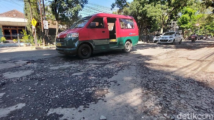 Waduh! Jalan Gatsu Bandung rusak dan Berlubang Kondisi jalan di Jalan Gatot Subroto (Gatsu), Kota Bandung, Jawa Barat mengalami kerusakan. Hal tersebut dikeluhkan oleh sejumlah pengendara.