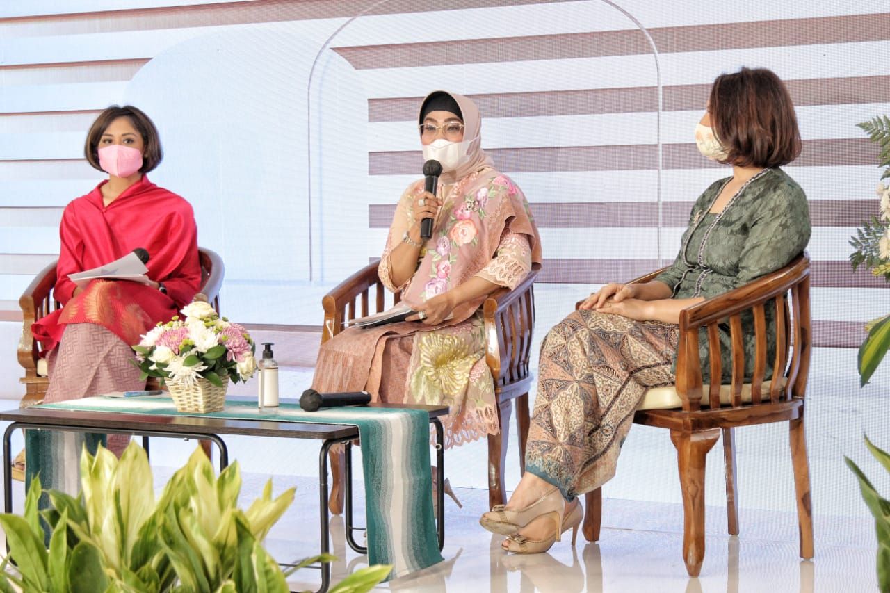 Wakil Direktur Utama BNI Adi Sulistyowati (tengah), Founder of Stellar Women Samira Shihab (kanan) dan Aliya Amitra (kiri) berbincang-bincang pada acara Perempuan Indonesia #LompatLebihTinggi bersama BNI di Jakarta, Rabu (21 April 2021). Dalam rangka Hari Kartini, para Srikandi BNI berkomitmen memajukan Perempuan Indonesia dalam rangka pemulihan ekonomi nasional.