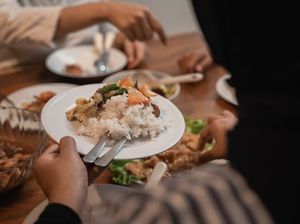 Jangan Kalap! Ini Dampak Makan Berlebihan Saat Sahur